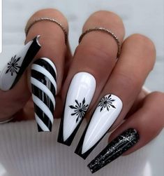 Black And White Holiday Nails, Clean Girl Summer, Acrylic Nail Designs Coffin, Nail Painting, Holiday Nail Designs, Spring Nail Designs, Fancy Nails Designs, Goth Nails