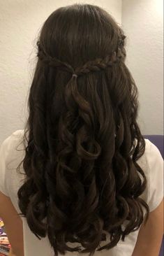 Quick And Pretty Hairstyles, Half Up Half Down Dama Hairstyles, Hair Ideas For A Party, Quince Court Hairstyles, Hairstyle For School Dance, Practical Magic Hairstyles, Hair Styles For Semi Formal, Cute Hairstyles Curled Hair, Hair Styles Long Curly Hair