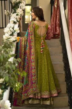 Fancy Sharara Suit, Anarkali Dress For Mehndi, Mehendi Anarkali Dress, Mehndi Saree Look, Mehendi Wear Outfit, Heeramandi Dress Collection, Pakistani Mehendi Look, Mehndi And Haldi Outfits, Mehndi Designs Outfit