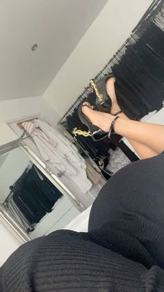 Mirror Snaps, Bath Pictures, Elegantes Outfit Frau, Yves Saint Laurent Shoes, Girly Shoes, Foto Ideas Instagram, Foto Inspiration, Baddie Outfits Casual, Night Aesthetic