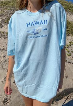 Embroidered Hawaii tee Runs true to size Hawaii Graphic Tee, Summer Tees Graphics, Beachy T Shirts, Graphic Tees Cute, Beachy Graphic Tees, Beach Graphic Tees, Summer T-shirts, Beachy Clothes Aesthetic, Beach Clothes Aesthetic