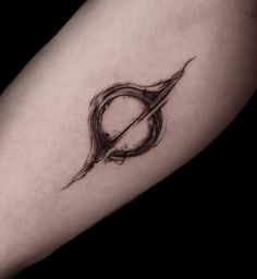 a black and white photo of a tattoo on the arm with a letter q in it