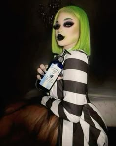 Halloween Makeup Girl, Beetlejuice Halloween Costume, Beetlejuice Makeup, Beetlejuice Costume, Horror Halloween Costumes, Halloween Parejas, Beetlejuice Halloween, Cute Halloween Makeup