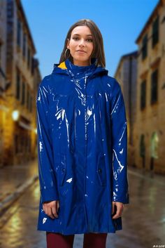 Raincoat Fashion, Rainwear Girl, Raincoat Outfit, Rubber Raincoats, Rainwear Fashion, Black Rain Jacket, Vinyl Raincoat, Blue Raincoat, Plastic Raincoat