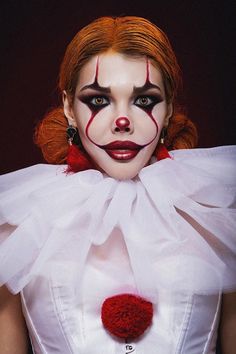 Pennywise Halloween Costume, Creepy Clown Makeup, Scary Clown Costume, Halloween Makeup Clown, Scary Clown Makeup, Clown Halloween, Creepy Halloween Makeup, Cute Halloween Makeup