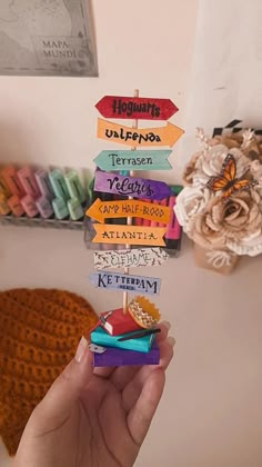 Decoration, literário, lugares Literários, livros, bookstans Harry Potter Easy Decorations, Cute And Easy Bookmark Ideas, Diy Bookish Decor, Harry Potter Crafts Easy, Harry Potter Room Decor Diy Easy, Harry Potter Ideas Diy, Harry Potter Present Ideas, Harry Potter Art Ideas, Harry Potter Diy Crafts Decoration