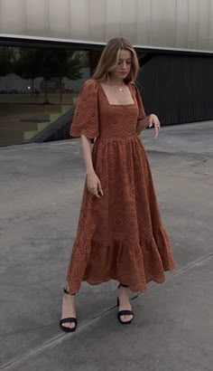 Como Vestir Casual Y Elegante Western Midi Dresses, Brown Gown, Simple Frocks, Gaun Fashion, Modest Dresses Casual, Casual Party Dresses, Trendy Dress Outfits, Everyday Fashion Outfits, Designer Dresses Casual