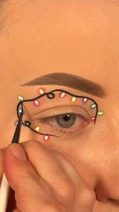 Credit: alicekingmakeup Christmas Makeup Looks Brown Eyes, Funny Christmas Makeup, Christmas Eye Looks Simple, Simple Christmas Eyeliner, Christmas Lights Makeup Looks, Thanksgiving Makeup Creative, Christmas Eve Makeup Ideas, Gingerbread Eye Makeup, Christmas Easy Makeup