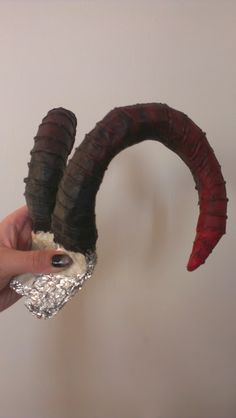 Chrix Design: Demonic Horns - how to make Diy Tiefling Horns, Tiefling Horns Diy, Diy Demon Horns, Krampus Horns, Tiefling Cosplay, Horns Cosplay, Diy Horns, Halloween Costume Inspiration