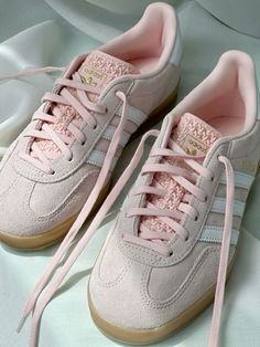 Adidas Shoe Outfits, Samba Shoes, Pretty Shoes Sneakers, Adidas Shoes Women, Girly Shoes, Swag Shoes, Pretty Shoes