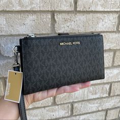 New With Tag 100% Authentic Michael Kors Wallet With Zipper Closure For Everyday, Michael Kors Black Wallet For Everyday Use, Michael Kors Wallets With Zipper For Daily Use, Michael Kors Daily Use Bag, Michael Kors Black Everyday Wallets, Michael Kors Wallet With Removable Pouch, Michael Kors Wallet With Removable Pouch For Everyday Use, Black Wallets With Zipper Closure For On-the-go, Michael Kors Wallets With Removable Pouch For Daily Use