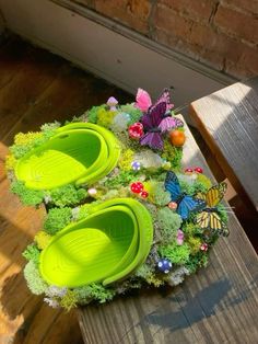 Sza Crocs Moss, Bedazzled Shoes, Diy Fashion Projects, Funky Shoes, Make An Impact, Diy Fashion Clothing