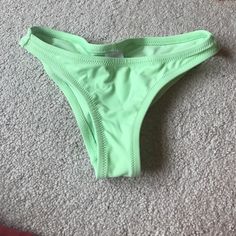 New Without Tags! It Is A Size Extra Small, Never Been Worn Before But Does Not Have Tags! The Back Is Scrunched Up As A Part Of The Suit ! Trendy Green Bottoms For Beach Party, Green Stretch Bottoms For Beach Party, Stretch Green Bottoms For Beach Party, Stretch Green Bottoms For Sunbathing, Green Swimwear For Workout During Beach Season, Green Stretch Tankini For Workout, Trendy Stretch Tankini For Pool, Trendy Stretch Tankini For Beach Party, Trendy Stretch Tankini For Beach Season