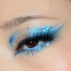 pretty • Instagram Blue Beauty Aesthetic, Blue Face Makeup, Aesthetic Makeup Artist, Celestial Makeup, Cosmic Makeup, Blue Makeup Look, Celestial Hair, Palette Blue, Galaxy Makeup