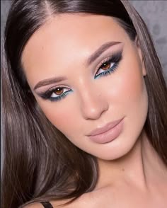 Blue Eye Makeup Looks, Blue Make Up, Blue Makeup Ideas, Make Up Blue, Blue Eyeliner Makeup, Maquillage Yeux Cut Crease, Makeup Ojos, Blue Makeup Looks, Classy Makeup