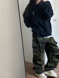 Peony Aesthetic, Tomboy Outfit Ideas, Pakaian Hipster, Street Outfits, Aesthetic Streetwear, Cargo Pants Outfit, Tomboy Outfits