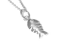 Eine Halskette aus 925 Sterlingsilber mit einem kleinen Fischskelett-Anhänger. Eine dünne 1 mm Sterling Silberkette ist inbegriffen und die Kette ist 42 cm lang. Aluminium Jewelry, Fish Skeleton Jewelry, Fish Bone Necklace, Skeleton Necklace, Fish Skeleton, Fish Jewelry, Aluminum Jewelry, Fish Necklace, Fish Pendant