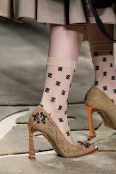 Fendi Fall 2019 Ready-to-Wear collection, runway looks, beauty, models, and reviews. Hot Shoes, Handbag Shoes, Pretty Shoes, Shoe Obsession, Shoe Lover, Buy Shoes, London Fashion Week