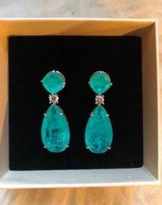 Item: Earrings new w/ no tags Size: 1.5'' Color:  Sea Blue (color is more like aqua) Metal: Silver Tone, Brass Material: Simulated Emerald W/ INCLUSIONS TREATMENT: FILLING Stunning! High Quality! Luxury Gift for self or a loved one... Gift Box or pouch - YES. Enjoy... Location NYC Gift For Self, Sea Blue Color, Painted Tote, Hollywood Style, Hollywood Fashion, Emerald Earrings, Sea Blue, Shades Of Orange, Angelina Jolie