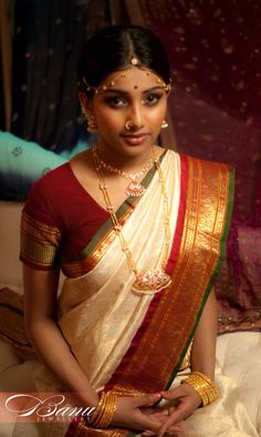 A Marriage Girl, Gold Saree, South Indian Bridal Jewellery, Kate Spade Bridal, Emerald Jewellery, Saree Hairstyles, Tamil Brides, Indian Bridal Jewellery, Bridal Jewelry Vintage