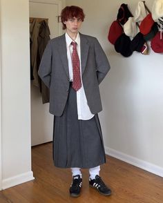 British Punk Fashion, Blazer And Pleated Skirt, Sweater Skirt Outfit, Guys In Skirts, Pleated Skirt Outfit, Masc Outfits, Outfits Hombre, Skirt Outfit, Mode Inspo