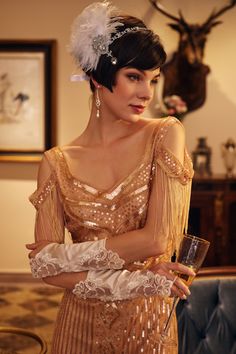 The stretchy satin gloves, which have the decent stitching and shiny outlook, perfectly fit the Great Gatsby theme with unique vintage style. Features: Lace and satin 11.7 inch / 29.7cm long Finger loop design Cutout lace pattern Flapper Costume Ideas, Great Gatsby Outfit, 1920s Hair Accessories, Gatsby Outfit, Look Gatsby, Great Gatsby Headpiece, Gatsby Hair, Gatsby Headpiece