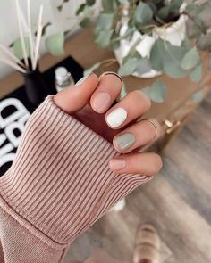 Cute Simple Nails Sage Green, Dip Nails Sage Green, Nails Transition Summer To Fall, Fall Gel Nails Ideas Short Simple, Winter Season Nails Short, Painted Nails Ideas Polish Simple, Green And Neutral Nails, Simple Nail Ideas Spring, Fall Manicure Designs