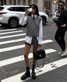 Chica Chola, Dinner Outfit Casual, Latina Outfits, Knitted Vest, Dinner Outfits, Grunge Style, 가을 패션, College Fashion