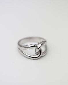 Sterling Silver Infinity Tie link Ring Perfect as a stacking ring or by itself. ■ OUR POLICIES https://www.etsy.com/shop/EandEProject/policy?ref=shopinfo_policies_leftnav ■ VISIT OUR ETSY SHOP www.eandeproject.etsy.com ■ MESSAGE US for any questions and large quantities ■ WILL YOU #TAG US? * Instagram: http://instagram.com/eandeproject (@eandeproject) * Facebook: https://www.facebook.com/eandeproject Simple Silver Rings, Yellow Gold Anniversary Rings, Tie Ring, Diamond Alternative Engagement Ring, Gold Anniversary Rings, Gold Bar Earrings, Silver Rings Simple, Real Gold Jewelry, Flower Engagement Ring