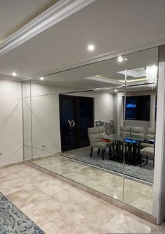 Revestimiento de pared con espejo 
Espejo moderno 
Espejo de lujo Mirror Bedroom Decor, Mirror Accent, Dining Room Furniture Design, Amazing Apartments, Elegant Mirrors, Interiors Dream