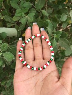 Christmas Bead Bracelets, Christmas Bracelets Beaded, Christmas Beaded Bracelets, Christmas Bracelet Ideas, Winter Bracelets, Christmas Bead Necklace, Preppy Necklaces, Winter Bracelet, Pony Bead Bracelets