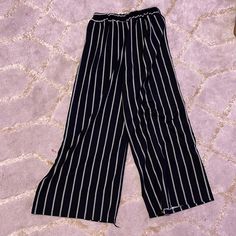 High Waisted Flowy Never Worn Zara Black Wide Leg Pants For Spring, Casual Black And White Bottoms For Summer, Zara Casual Wide Leg Pants For Night Out, Trendy Black And White Bottoms For Spring, Trendy Black And White Spring Bottoms, Chic Striped Zara Bottoms, Casual Striped Bottoms From Zara, Bohemian Pants, Green Trousers