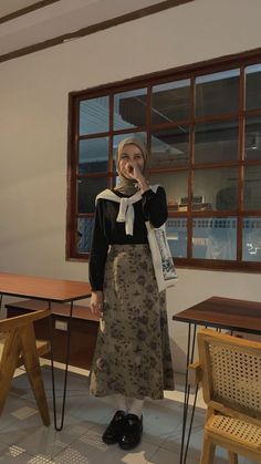 Vintage Hijab, Outfit Ngampus, Haircut Selfie, Photo Hijab, Outfit Hijab Casual, Rok Outfit, Estilo Hijab, Hijab Look, Cute Hairstyle