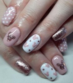 Nail Designs For Disneyland, Disney Style Nails, Cute Disney Nails Christmas, Fancy Disney Nails, Pink Mickey Mouse Nails, Gel Nails Disney Design, Pink And White Disney Nails, Mickey Mouse Nails Pink