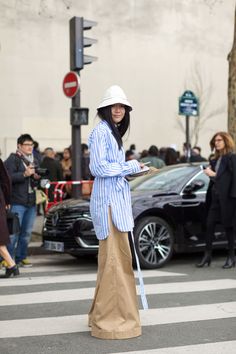 Japan Ootd, Womenswear Shoes, Moda Paris, Paris Fashion Week Street Style, Straight Cut Jeans, Estilo Chic, Street Style Trends, Style Fall, Paris Street Style