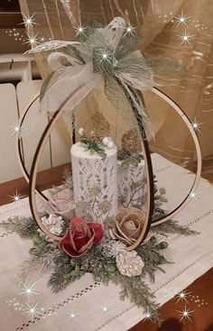 Sphere Centerpiece Wedding, Christmas Flower Decorations, Christmas Decorations Centerpiece, Christmas Centers, Christmas Flower Arrangements, Christmas Centerpieces Diy, Easy Christmas Decorations, Diy Christmas Decorations Easy, Christmas Centerpiece