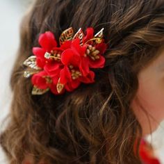 A very versatile hair accessory! Flowers with metal gold leaf, crystal & gold beads detail this gorgeous hair comb. Can be worn together as a pair on one side of the head or as a single piece on each side of the head. Red Toddler Dress, Mexican Hairstyles, Sara Dress, Caroline Dress, Quinceanera Hairstyles, Ice Dresses, Wedding Girl, Wedding Flower Girl Dresses, Coral And Gold