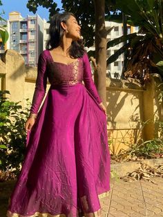 Lehenga From Old Silk Saree, Long Dress With Saree, Saree Stitched Gown, Saree With Dress Design, Anarkali Kurta From Saree, Long Frock From Old Saree, Frock Made From Saree, Old Saree Frock Designs, Saree Stitching Dress