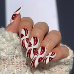 Explore the latest Christmas Nail Designs of 2024! Dive into distinctive shades such as red, green, & glitter nails. Whether you lean towards square, almond, oval, or round nail shapes, our collection encompasses gel and acrylic options to fulfill your festive nail aspirations. These nail inspirations showcase the pinnacle of this christmas holiday trends. Dive into the merry Christmas nails, winter nails, Christmas nails acrylic, and pink christmas nails for this bling and festive season. Elegant Christmas Nails, Christmas Nails 2022, Nail 2022, Nail Winter, Festive Manicure, Winter Ball, Red Christmas Nails, Nail Colors Winter