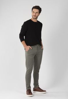 Calça masculina em sarja com modelagem skinny, possui bolsos frontais com detalhes diferenciados e bolsos traseiros embutidos de um vivo com aplicação de botão. Uma peça perfeita para criar um visual elegante para o dia a dia no trabalho ou para um look casual no final de semana. OBS: As medidas de cintura e quadril poderão ter variação de 1 cm e as demais medidas poderão variar 0.5 cm. Composição: 97% algodão 3% elastano Marca: Traymon. Ref.: 3046 GRADE: 36 - 38 - 40 - 42 - 44 - 46 - 48 CINTURA Look Casual, Mens Fashion Casual, Fashion Sense, Casual Shirts, Ralph Lauren, Clothes