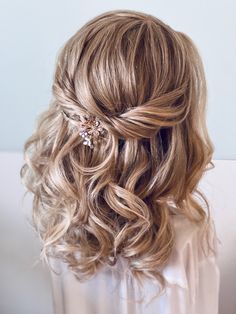 #halfuphalfdown Front Hairstyles For Wedding, Mid Length Half Up Half Down Wedding, Bridesmaids Updos For Medium Hair, Bridesmaid Hair Mid Length, Mother Of The Bride Hair Medium, Romantic Half Up Wedding Hair, Mother Of The Bride Hair Shoulder Length, Mother Of The Bride Hair Down, Soft Wedding Hair