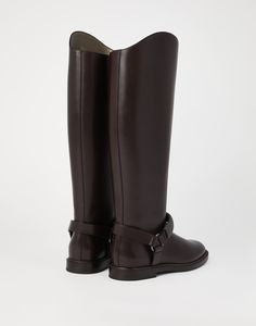 Matte calfskin knee high boots with precious ribbed strap Precious embellishments enrich the essential style of these matte calfskin tall boots. The leather’s smooth, even appearance is paired with an embroidery of fine shiny monili rows that recreate the effect of a ribbed texture, adding a feminine sparkle. Boots For Woman, Tuxedo Shirts, Summer Gifts, Ribbed Texture, Boutique Online, Denim Pant, Tall Boots, Brunello Cucinelli, Knitwear Women