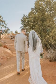 colorado elopement / garden of the gods elopement / couple in nature elopement / small family private elopement / travel elopement / elopement photographer / colorado elopement photographer / colorado wedding photographer / oregon elopement photographer / north carolina elopement photographer