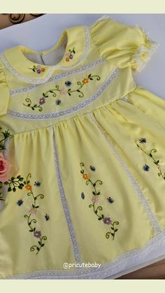 Acesse o link abaixo e saiba mais detalhes Baby Dress Patterns, Kids Dresses, Vestidos Vintage, Dress Patterns, Baby Dress, Baby Clothes, Pattern, Quick Saves, Dresses