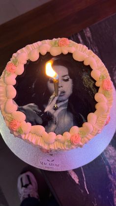 Lana Del Rey Aesthetic Birthday Cake, Lana Del Ray Cake Aesthetic, Lana Del Rey Flipping Off, Birthday Cake Ideas Lana Del Rey, Lana Del Cake, Lana Del Ray Cake Ideas, Lana Del Rey Aesthetic Birthday, Lana Cake Ideas, Lana Del Rey Pasta