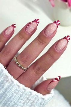 The best Christmas nails including fun DIY, minimalist Christmas nail designs, and art for short nails, acrylic, gel, natural nails and so much more! Pink Red Xmas Nails, Oval Acrylic Nails, Ballet Nails, Nagel Tips, Cute Christmas Nails, Thanksgiving Nails