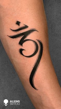 a person with a tattoo on their arm that has the letter s in black ink