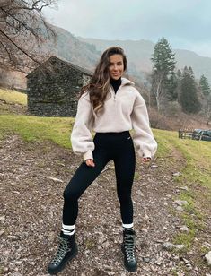 Fall Camping Outfits, Stylish Hiking Outfit, Alaska Outfits, Dog Walking Outfit, Trekking Outfit, Black Hiking Boots, Cute Hiking Outfit, Hiking Boots Outfit, Hiking Outfit Spring