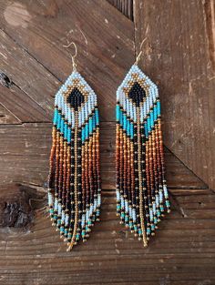 Boucles d'oreille faites main en perles Miyuki. Longueur totale : 13cm Poids : 3,5g Crochets : laiton couvert d'or 24 carats. Regalia Beadwork, Indigenous Beaded Earrings, Miyuki Earrings, Diy Bracelets With String, Native Beading, Beaded Stuff, Beads Work