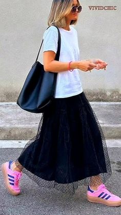 Streetstyle Summer 2024, Black Tulle Skirt Outfit, Tulle Skirt Outfits Casual, Transformation Fashion, Svarta Outfits, Skirt Outfit Casual, Tulle Skirts Outfit, Skirt Tulle, 여름 스타일